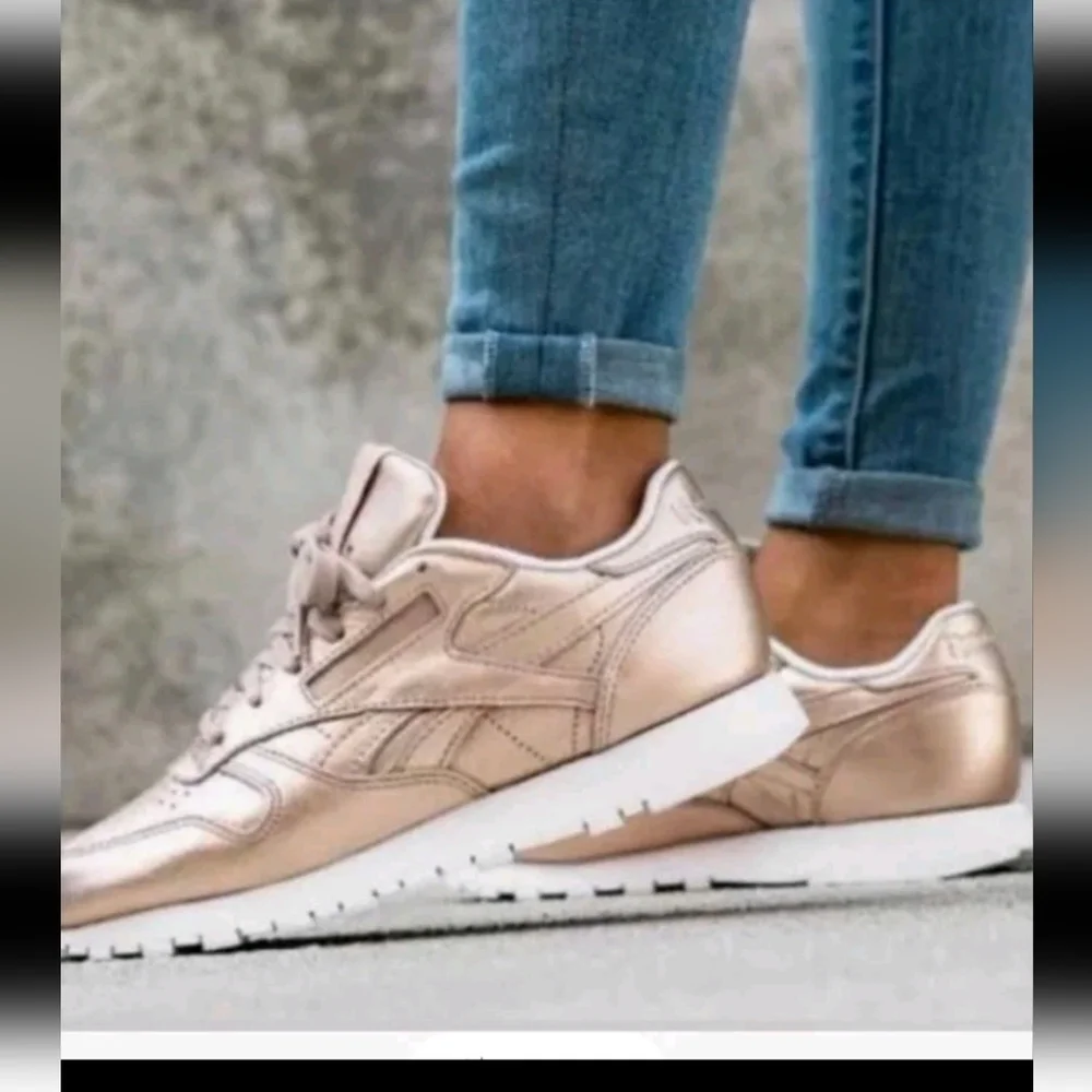 Reebok Womens Rose Gold Metallic Trendy Limited Edition Leather Sneaker 8